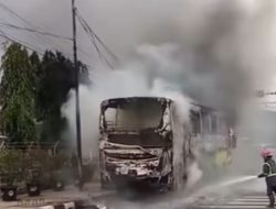 Bus Terbakar Disertai Ledakan Kecil di Tambun, Penumpang Selamat