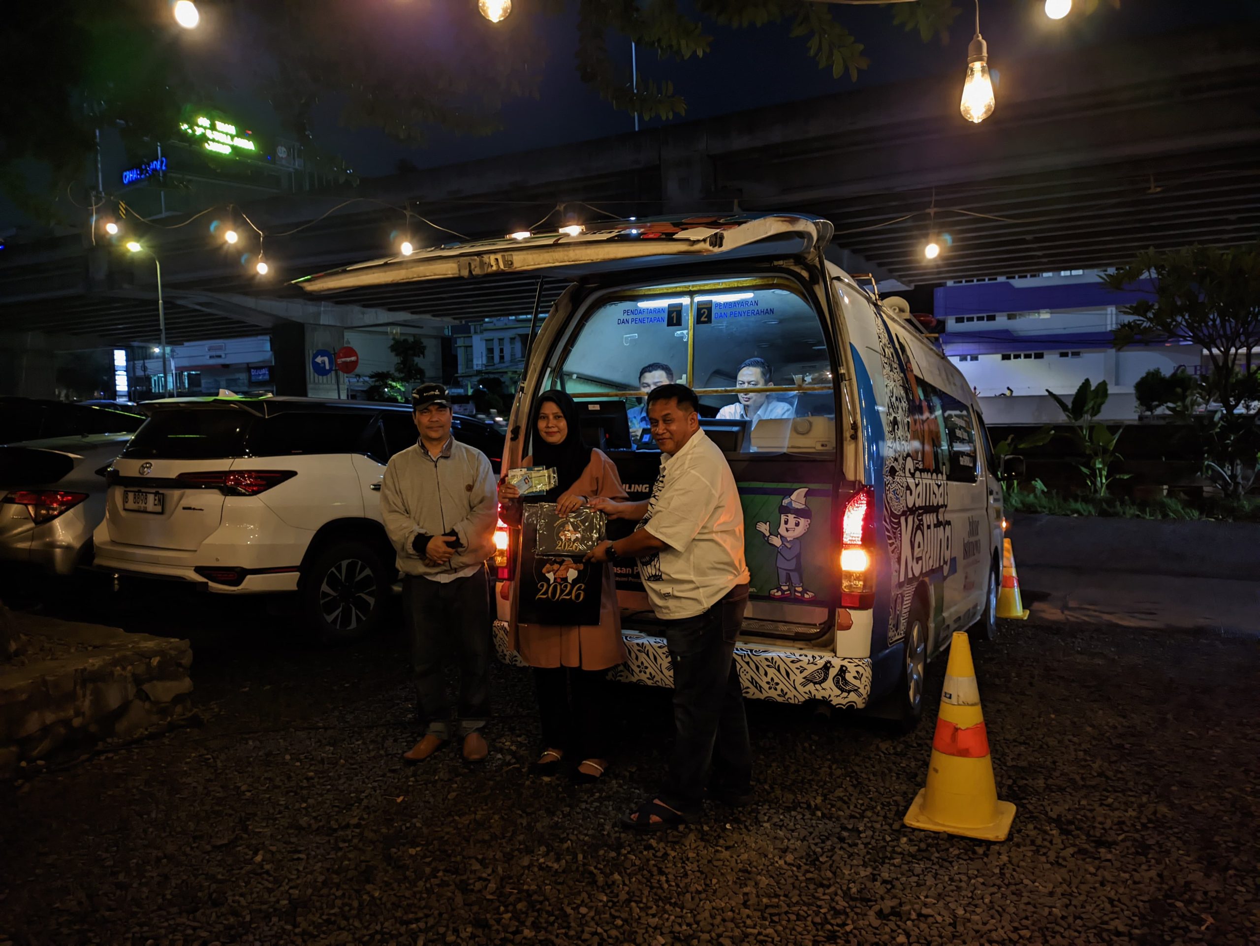 Kota Bekasi - Kota Bekasi buka gerai Samsat Night. Foto: Ist/Gobekasi.id.