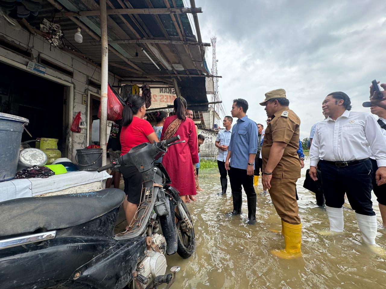 Wapres Gibran Rakabuming meninjau langsung lokasi banjir di Desa Srimukti, Kecamatan Tambun Utara, Kabupaten Bekasi, Senin (19/01/2026). Foto: Ist