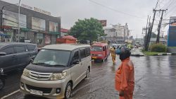 Terendam Banjir, Lalu Lintas Jalan Jenderal Sudirman Bekasi Tersendat
