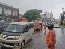 Terendam Banjir, Lalu Lintas Jalan Jenderal Sudirman Bekasi Tersendat