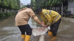 Banjir di Perumahan Jatibenjing Permai Berangsur Surut, Warga Mulai Bersih-bersih