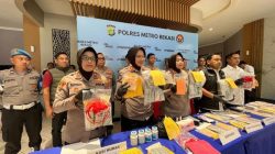 Kabupaten Bekasi - Kapolres Metro Bekasi Komisaris Besar Polisi Sumarni melakukan gelar perkara penjualan obat keras selama Januari 2026. Foto: Ist/Gobekasi.id.