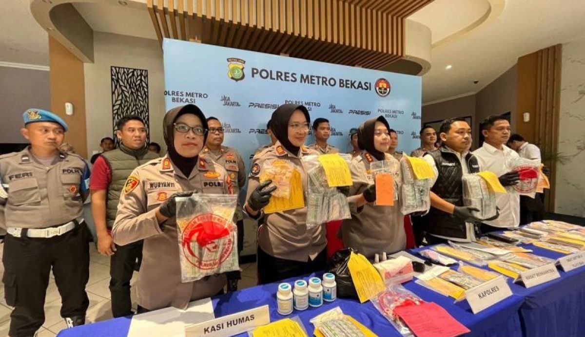 Kabupaten Bekasi - Kapolres Metro Bekasi Komisaris Besar Polisi Sumarni melakukan gelar perkara penjualan obat keras selama Januari 2026. Foto: Ist/Gobekasi.id.