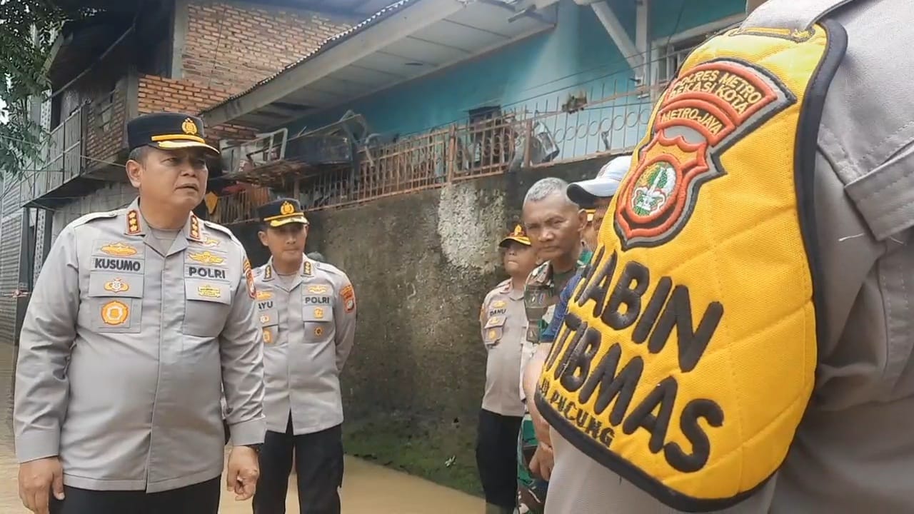 Kota Bekasi - Kapolres Metro Bekasi Kota Kombes Pol Kusumo Wahyu Bintoro saat meninjau Kampung Lebak, Teluk Pucung, Kota Bekasi, yang tergenang banjir akibat meluapnya Kali Bekasi, Jumat (30/1/2026). Foto: Septian/Gobekasi.id.