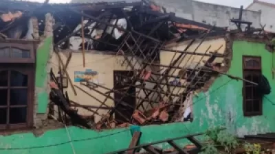 Kota Bekasi - Satu unit rumah di Jalan Banteng, Kelurahan Kranji, Kecamatan Bekasi Barat, Kota Bekasi, mengalami kerusakan berat setelah diterpa hujan deras disertai angin kencang pada Selasa (13/1/2026). Foto: Ist