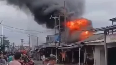 Kota Bekasi - Tangkapan layar video amator warga kebakaran Pasar Bancong Sukatani, Kabupaten Bekasi, Jumat (23/1/2026). Foto: Ist/Gobekasi.id.