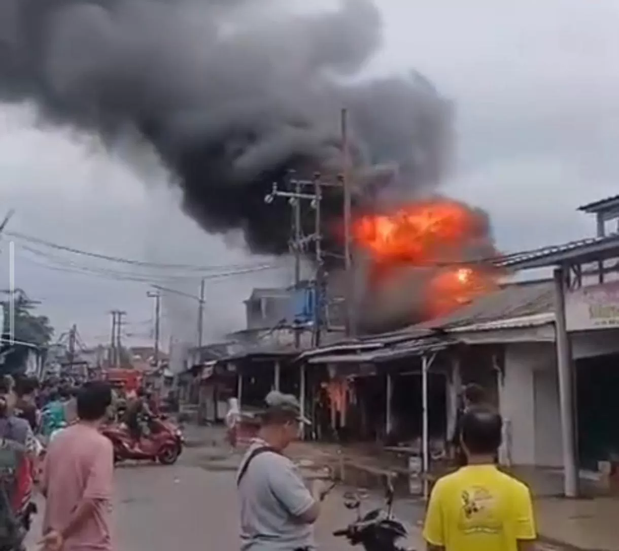 Kota Bekasi - Tangkapan layar video amator warga kebakaran Pasar Bancong Sukatani, Kabupaten Bekasi, Jumat (23/1/2026). Foto: Ist/Gobekasi.id.