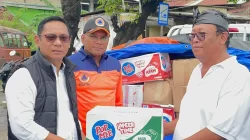 Kabupaten Bekasi - Plt Bupati Bekasi Asep Surya Atmaja memberikan bantuan kepada korban banjir di Kaliulu, Cikarang Selatan, Minggu (18/1/2026). Foto: Ist