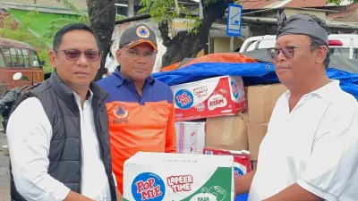 Kabupaten Bekasi - Plt Bupati Bekasi Asep Surya Atmaja memberikan bantuan kepada korban banjir di Kaliulu, Cikarang Selatan, Minggu (18/1/2026). Foto: Ist