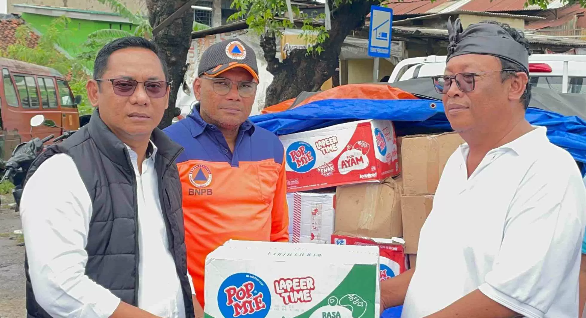 Kabupaten Bekasi - Plt Bupati Bekasi Asep Surya Atmaja memberikan bantuan kepada korban banjir di Kaliulu, Cikarang Selatan, Minggu (18/1/2026). Foto: Ist