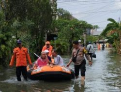 Polsek Medan Satria Evakuasi Warga Sakit di Tengah Genangan Air di Pejuang