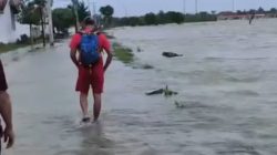 Banjir Belum Surut di Tiga Perumahan Sukawangi, Warga Mulai Evakuasi Barang