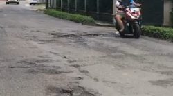 Jalan Wibawa Mukti 2 di Jatiasih Rusak Dua Tahun, Warga Juga Keluhkan Penerangan Minim