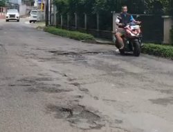 Jalan Wibawa Mukti 2 di Jatiasih Rusak Dua Tahun, Warga Juga Keluhkan Penerangan Minim