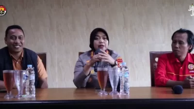 Kabupaten Bekasi - Kapolres Metro Bekasi Kombes Pol Sumarni mengundang tokoh serikat pekerja dan buruh ke meja dialog pada Rabu (14/1/2026), di Rumah Makan Alam Sari Delta Mas, Cikarang Pusat. Foto: Ist