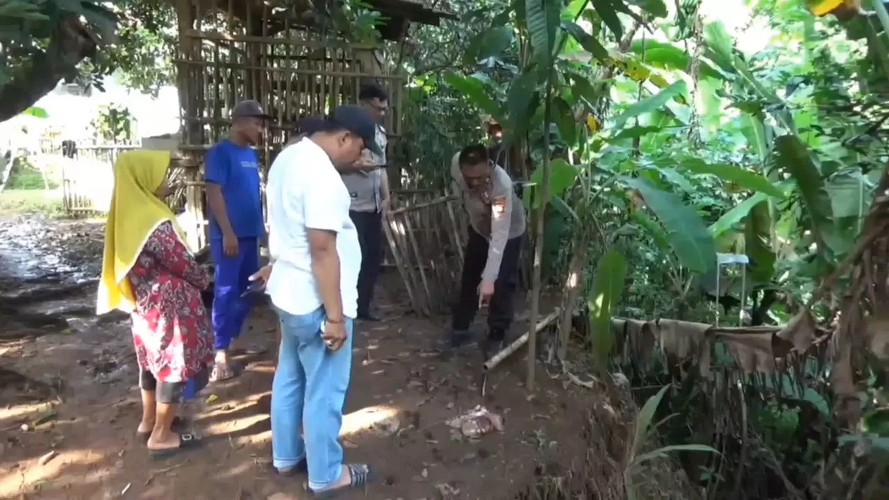 Kabupaten Bekasi - Polisi melakukan olah TKP pencurian 7 ekor kambing di Desa Lubangbuaya, Kecamatan etu, Kabupaten Bekasi, yang hilang pada Senin (26/1/2026). Foto: Ist