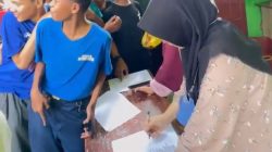 Kabupaten Bekasi -Para siswa SMP Plus Attaqwa 12 Babelan, Kabupaten Bekasi, mengantre mengambil MBG meski libur. Foto: Dok. Waldan Fasahat/Gobekasi.id.