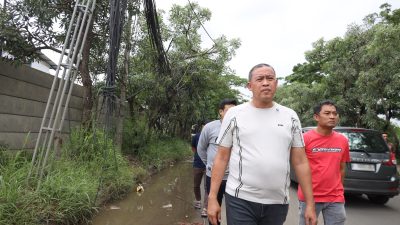 Kota Bekasi - Wali Kota Bekasi Tri Adhianto melakukan inspeksi mendadak penataan ducting kabel dan reklame di kawasan Cipendawa, Kecamatan Jatiasih, Minggu (4/1/2026). Foto: Ist/Gobekasi.id.