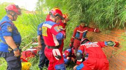 Damkar Bekasi Selamatkan Dua Kambing Terjebak di Sumur Tua Bantargebang