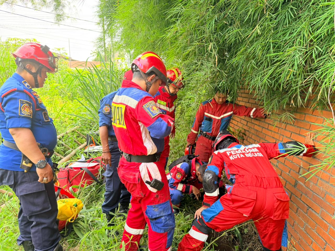 Kota Bekasi - Petugas Disdamakarmat Kota Bekasi mengevakuasi dua ekor kambing yang terjebak di dalam sumur tua sedalam 20 meter di Jalan Raya Narogong KM 12, Kecamatan Bantargebang, Kota Bekasi, Senin (5/1/2026). Foto: Ist/Gobekasi.id.