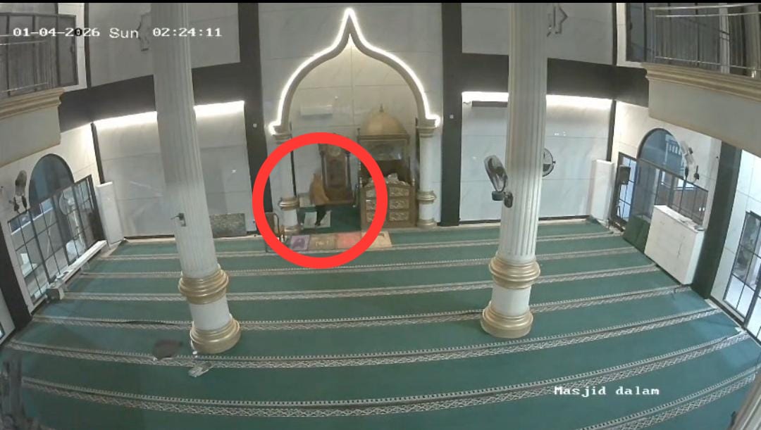 Kota Bekasi - Rekaman CCTV pencurian kotak amal di Bekasi Utara. Foto: Ist/Gobekasi.id.