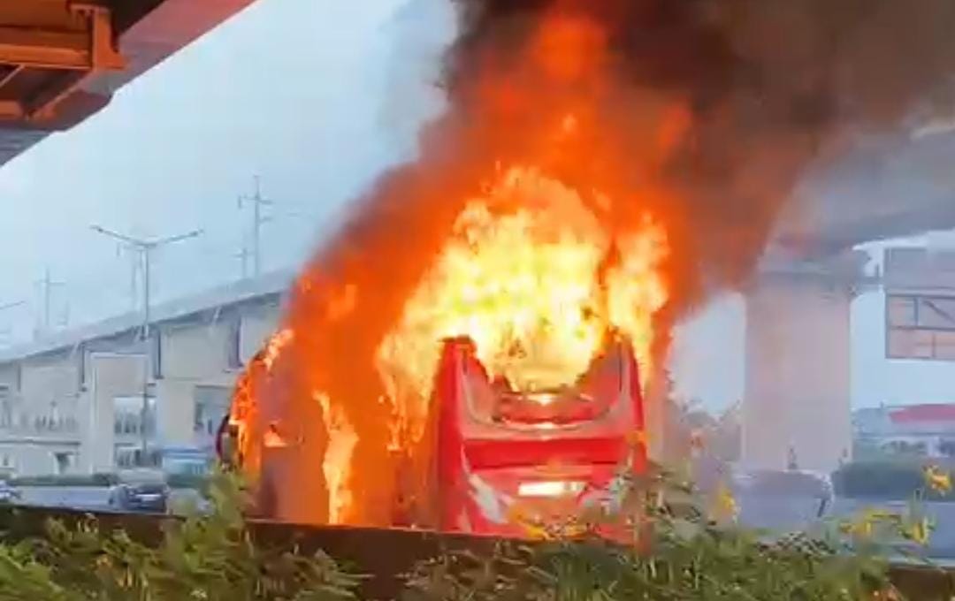 Kota Bekasi - Bus terbakar di Ruas Jalan Tol Jakarta–Cikampek arah Cikampek, tepatnya di KM 06+400 A, Senin (5/1/2026) sekitar pukul 17.41 WIB. Foto: Tagkapan layar video