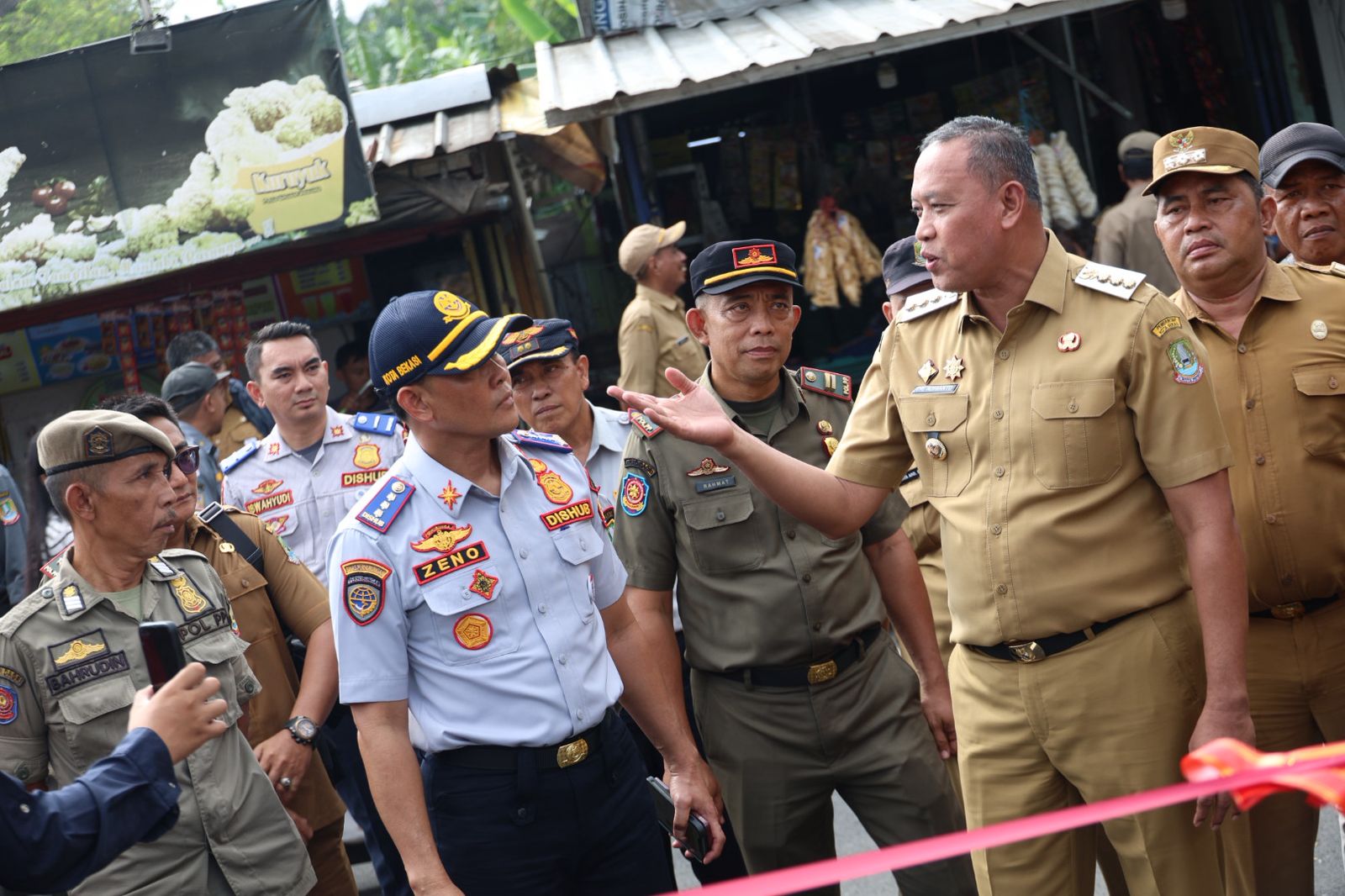Kota Bekasi - Kadishub Zeno Bachtiar besama Wali Kota Bekasi Tri Adhianto meresmikan Jembatan Baru Sisi Selatan di Jalan Pintu Air, Kelurahan Marga Mulya, Kecamatan Bekasi Utara, Senin (5/1/2026). Foto: Ist/Gobekasi.id.