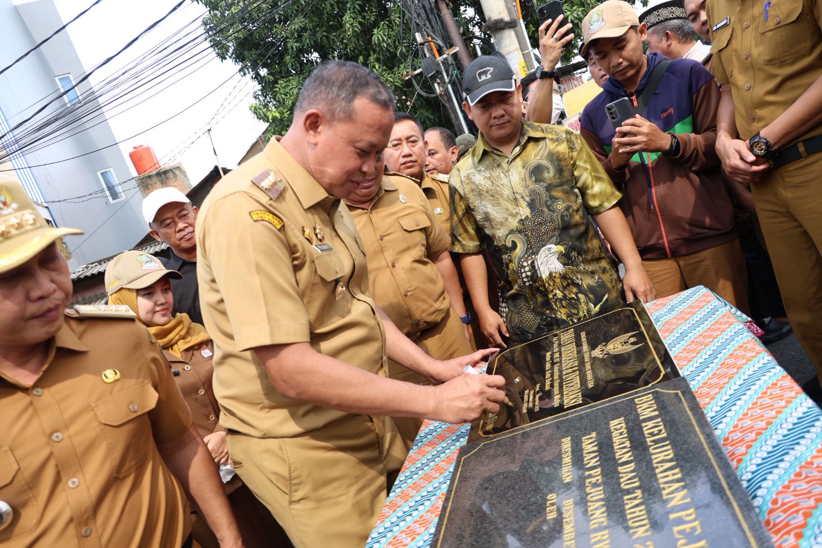 Kota Bekasi - Wali Kota Bekasi Tri Adhianto meresmikan Jembatan Baru Sisi Selatan di Jalan Pintu Air, Kelurahan Marga Mulya, Kecamatan Bekasi Utara, Senin (5/1/2026). Foto: Ist/Gobekasi.id.