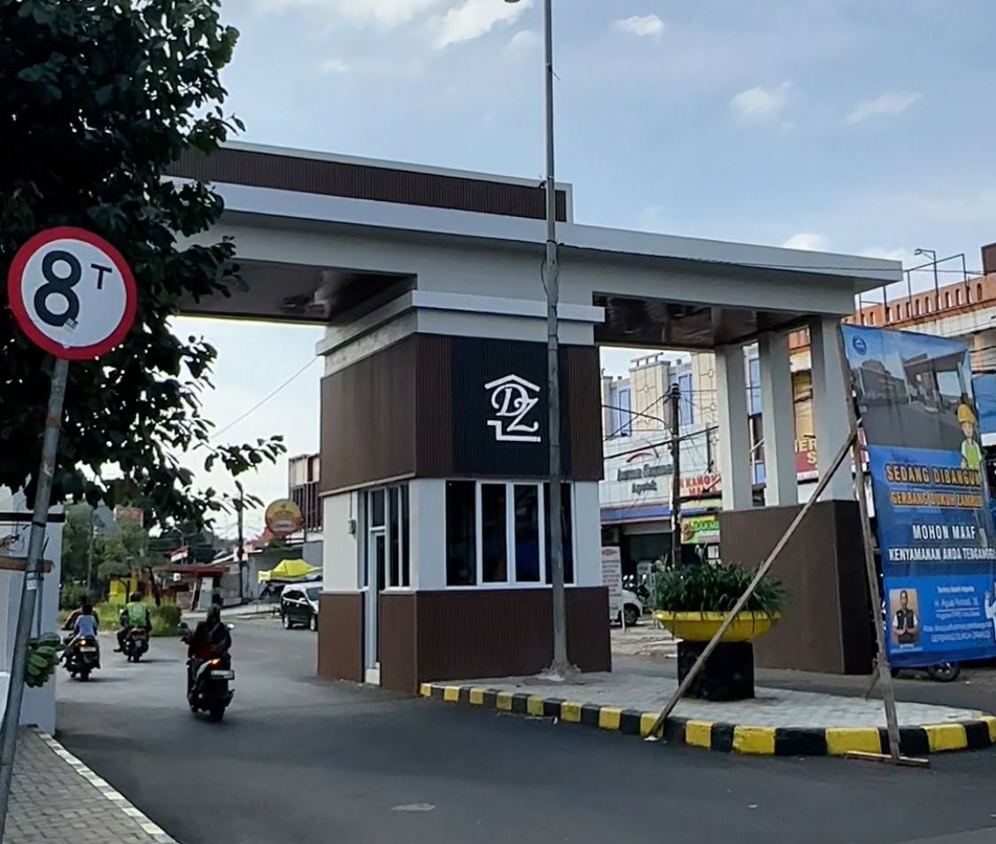 Kota Bekasi - Pembangunan gapura bernilai hingga Rp1 miliar di kawasan Perumahan Dukuh Zamrud, Kecamatan Mustikajaya, Kota Bekasi. Foto: Gobekasi.id.