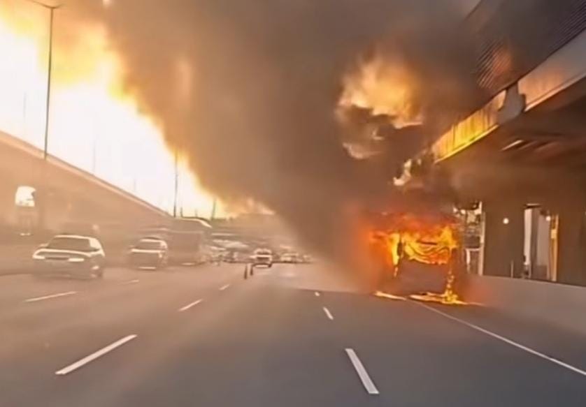 Kota Bekasi - Kebakaran Bus di Tol Jakarta - Cikampek. Foto: Ist/Gobekasi.id.