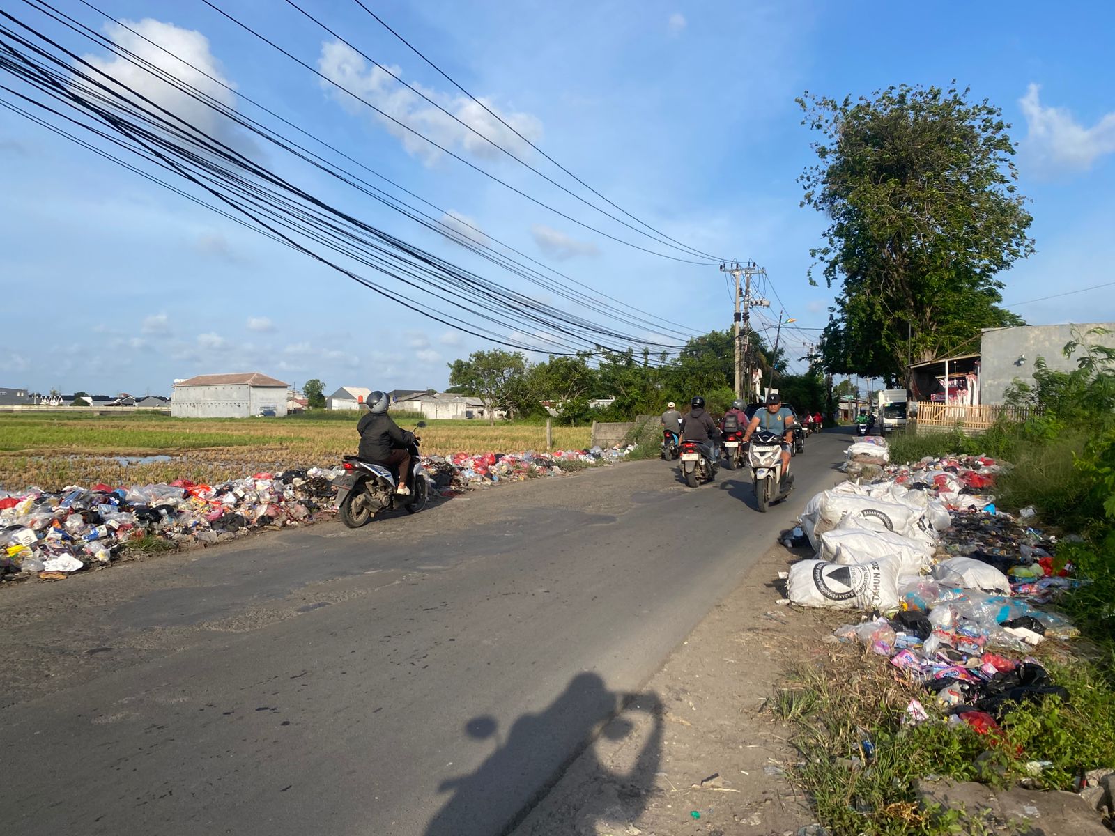 Kabupaten Bekasi - Kondisi Jalan Pasar Bojong Lama di Desa Segarajaya, Kecamatan Tarumajaya, yang dipenuhi sampah, Senin (5/1/2026). Foto: Muh Faisal/Gobekasi.id.