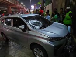 Kabur Usai Tabrak Motor, Minibus di Bekasi Diamuk Massa Hingga Hancur