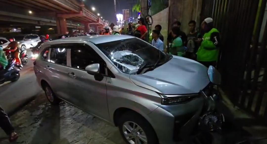 Kota Bekasi - Mobil Avanza menjadi amukan massa usai lawan arah dan menyeret satu kendaraan motor di Kalimalang. Foto: Ist/Gobekasi.id.