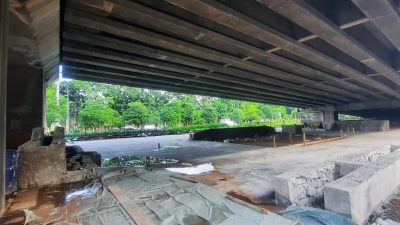 Kota Bekasi - Tahap pembangunan Skatepark di bawah flyover KH.Noer Ali-kawasan Summarecon, Jalan Ahmad Yani, Bekasi Selatan. Foto: Septian/Gobekasi.id.