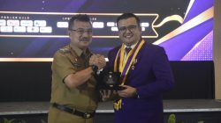 Kota Bekasi - Ketua PDHI Jabar V Drh Mirjawal (kanan) menyerahkan cindera mata kepada Wakil Wali Kota Bekasi Abdul Harris Bobihoe (kiri) usai pelantikan PDHI di Hotel Harris Convention Hall, Sumarecon Bekasi, Selasa (6/1/2026). Septian/Gobekasi.id.