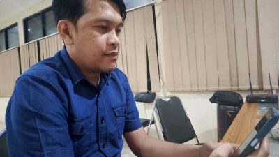Bekasi - Ilustrasi menggunakan gadget dalam kehidupan sehari-hari. Foto: Gobekasi.id.
