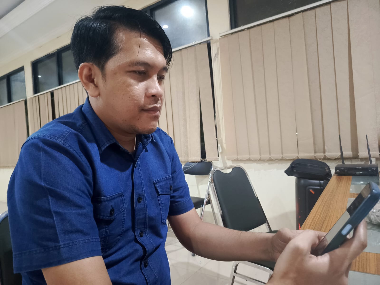 Bekasi - Ilustrasi menggunakan gadget dalam kehidupan sehari-hari. Foto: Gobekasi.id.