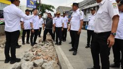 Kota Bekasi - Wali Kota Bekasi Tri Adhianto meninjau deretan bangunan yang berdiri rapat di atas aliran air di sepanjang Jalan Raya Hankam, Kelurahan Jatirahayu, Kecamatan Pondok Melati, Rabu (7/1/2026). Foto: Ist/Gobekasi.id.