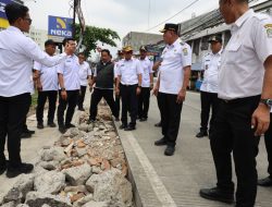 Kali Harun Menyempit, Tri Adhianto Awasi Pembongkaran Bangunan di Atas Sungai