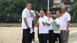 Kota Bekasi - Wali Kota Bekasi Tri Adhianto meninjau persipaan venue Voli Pasir di Kelurahan Cikiwul, Kecamatan Bantargebang, Kota Bekasi, Rabu (71/1/2026). Foto: Ist/Gobekasi.id.