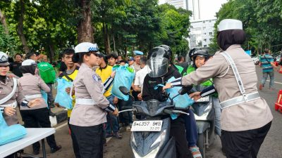 Jakarta - Pembagian 500 paket sembako kepada Ojol dan PHL di depan Polda Metro Jaya. Foto: Ist/Gobekasi.id.