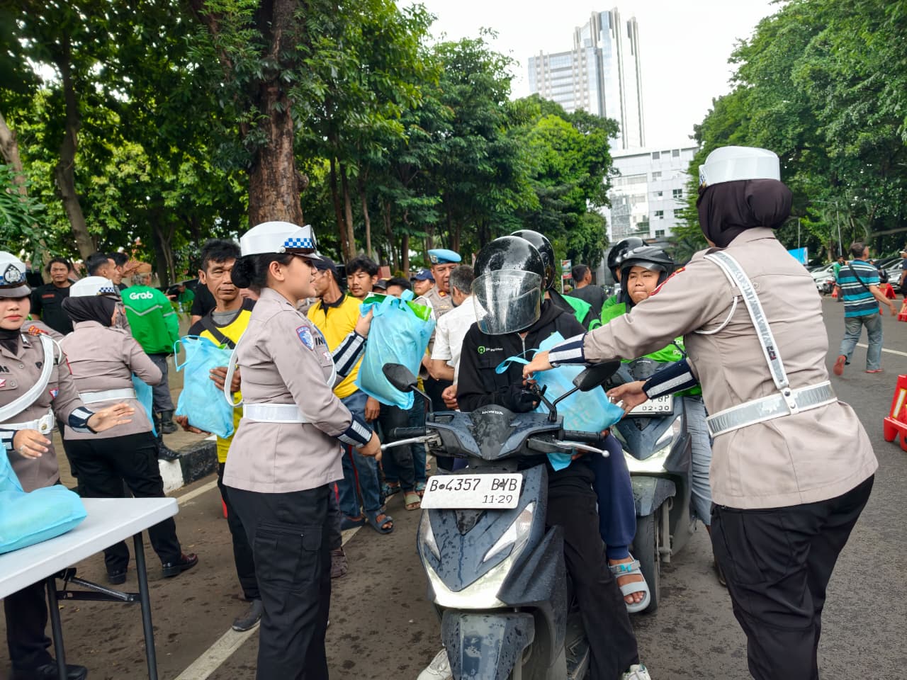 Jakarta - Pembagian 500 paket sembako kepada Ojol dan PHL di depan Polda Metro Jaya. Foto: Ist/Gobekasi.id.