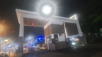 Kota Bekasi - Gapura Perumahan Dukuh Zamrud, Kelurahan Cimuning, Kecamatan Mustikajaya, yang biaya kontruksi pembangunannya berkisar hampir Rp1 miliar. Foto: Septian/Gobekasi.id.