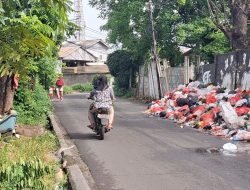Setengah Tahun Tak Diangkut, Sampah di Jalan Kaliabang Meluber ke Jalan