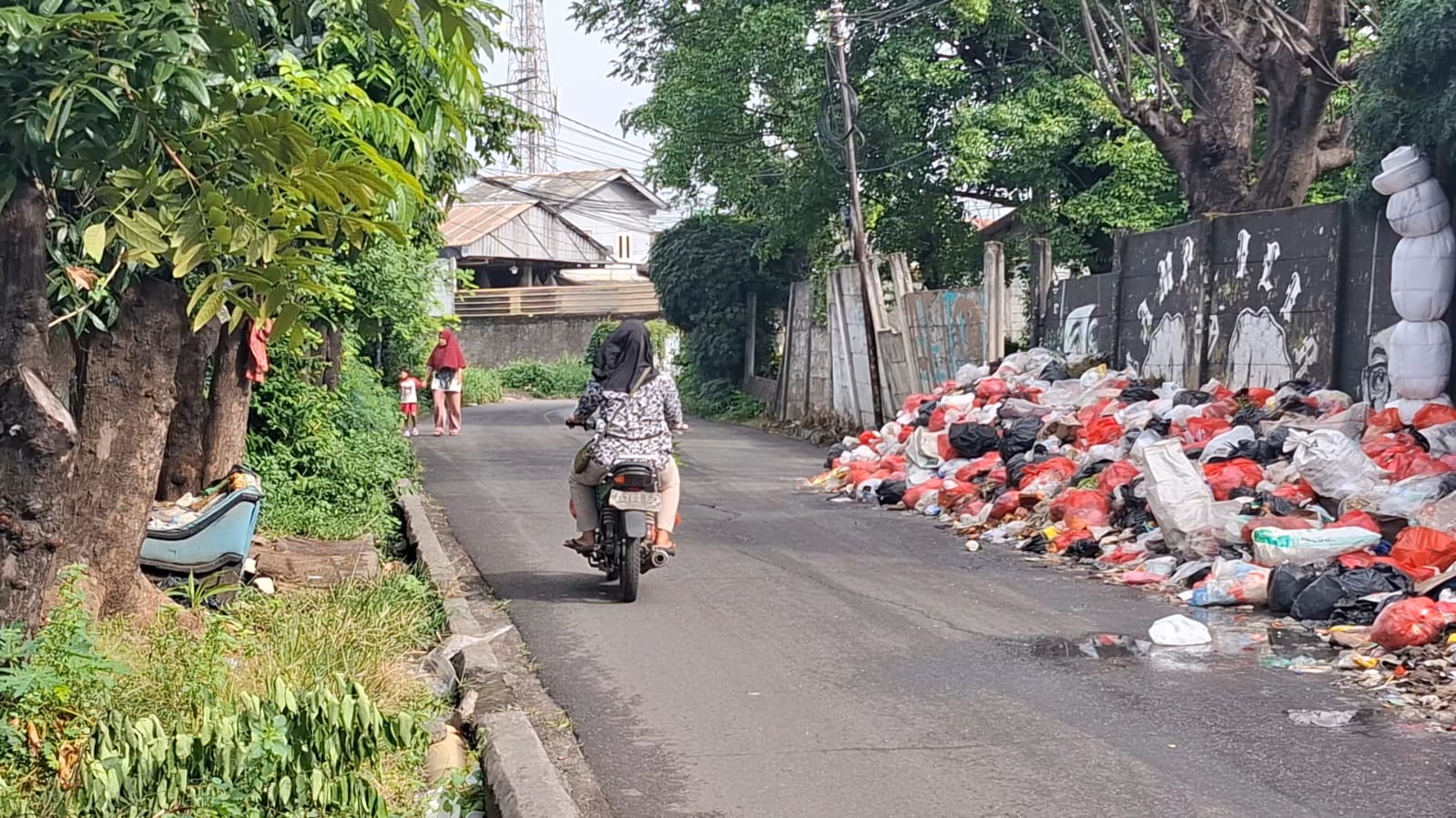 Kota Bekasi - Sampah di Jalan Kaliabang ini dikeluhkan warga lantaran hampir setengah tahun tak diangkut hingga menimbulkan bau tak sedap. Foto: Septian/Gobekasi.id.