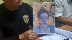 Kota Bekasi - Kasat Reskrim Polres Metro Bekasi Kota AKBP Braiel Arnold Rondonuwu menunjukan kondisi jenazah pria muda tanpa identitas yang ditemukan tewas di Tempat Pemakaman Umum (TPU) Komplek BRI, Jalan KH Noer Ali, RT 04/RW 02, Kelurahan Jakasampurna, Kecamatan Bekasi Barat, Kota Bekasi.  Foto: Septian/Gobekasi.id.