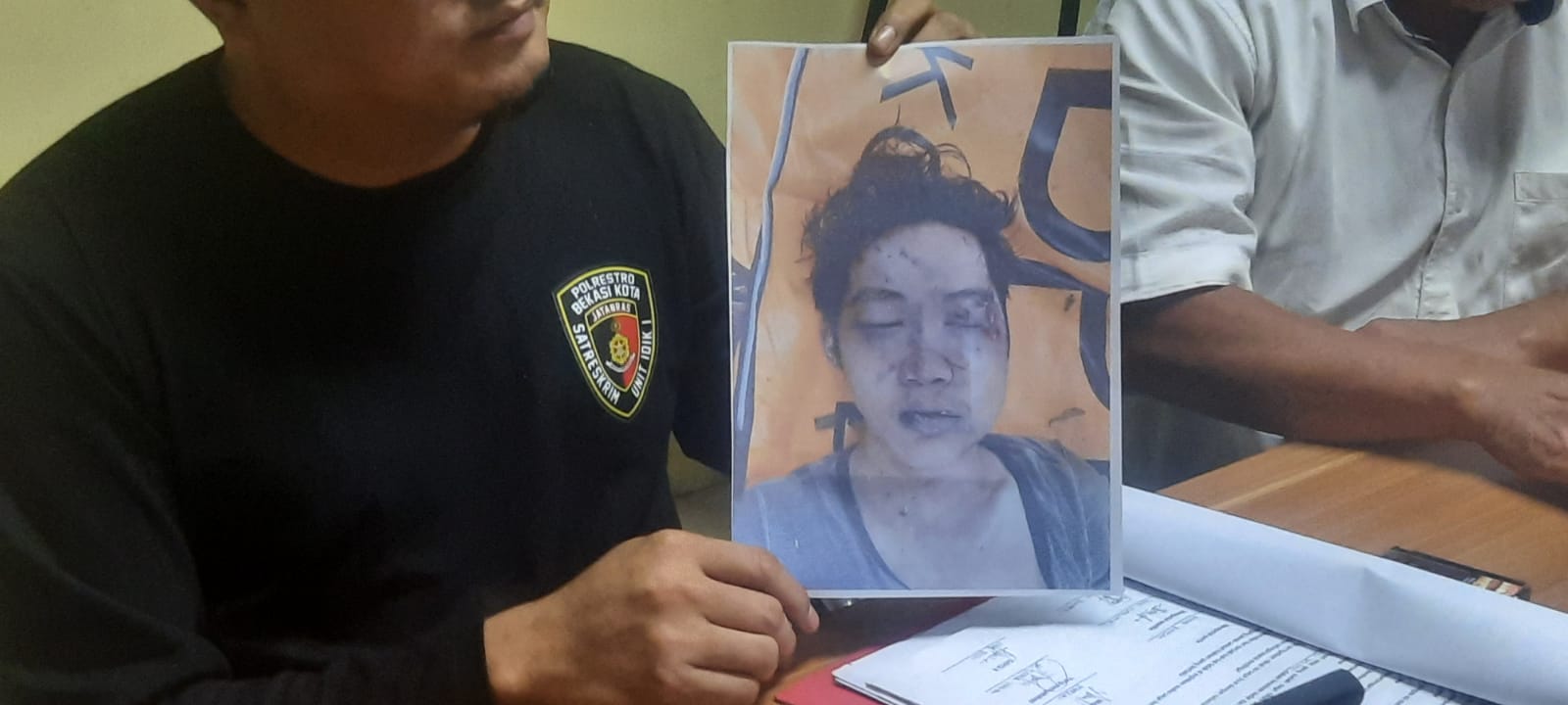 Kota Bekasi - Kasat Reskrim Polres Metro Bekasi Kota AKBP Braiel Arnold Rondonuwu menunjukan kondisi jenazah pria muda tanpa identitas yang ditemukan tewas di Tempat Pemakaman Umum (TPU) Komplek BRI, Jalan KH Noer Ali, RT 04/RW 02, Kelurahan Jakasampurna, Kecamatan Bekasi Barat, Kota Bekasi.  Foto: Septian/Gobekasi.id.