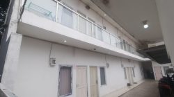 Kota Bekasi - Indekos atau Tempat Kejadian Perkara (TKP) pelaku AH (29) melakukan aksi pembunuhan terhadap istri sirinya berinisial SM (23) di kamar kost nomor 08, Jalan Letnan Arsyad Raya, Kelurahan Kayuringin Jaya, Kecamatan Bekasi Selatan, Kota Bekasi. Foto: Septian/Gobekasi.id.