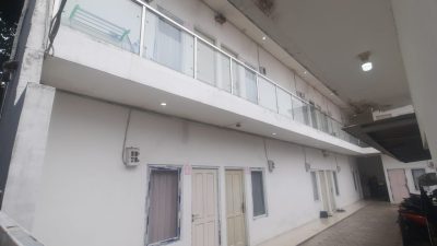 Kota Bekasi - Indekos atau Tempat Kejadian Perkara (TKP) pelaku AH (29) melakukan aksi pembunuhan terhadap istri sirinya berinisial SM (23) di kamar kost nomor 08, Jalan Letnan Arsyad Raya, Kelurahan Kayuringin Jaya, Kecamatan Bekasi Selatan, Kota Bekasi. Foto: Septian/Gobekasi.id.